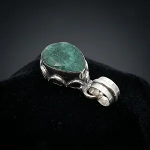 Colgante de Cuarzo Verde Celestial en Plata de Ley 925 con Engaste de Bisel, Joyería Unisex - Product Image 2