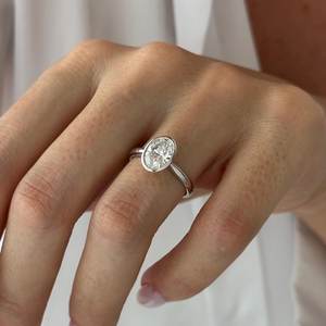 Bague solitaire en diamant de laboratoire ovale de 1,5 carat, sertie clos, bague de fiançailles conique, monture basse unique, certifiée IGI - Product Image 2