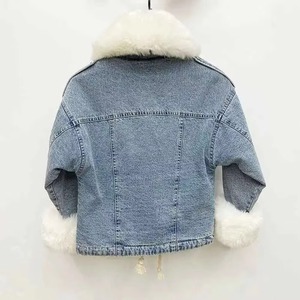 แจ็คเก็ตยีนส์ผู้หญิงทรงครอป 100% ผ้าฝ้าย แฟชั่นทันสมัย แจ็คเก็ตยีนส์สั้น สวมใส่สบาย ผู้ผลิต OEM - Product Image 2