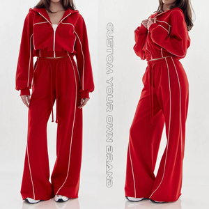 Ensemble de sport pour femme personnalisé : sweat à capuche court ample et pantalon de survêtement large – Survêtement de gym rouge confortable et élégant pour femme - Product Image 1