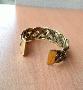 Brazalete Clásico de Acero Inoxidable Chapado en Oro de 18K, Textura Hueca, Resistente al Agua, Joyería Moderna y Elegante de HF CRAFTS - Product Image 2