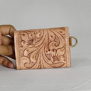 Monedero pequeño de cuero genuino marrón hecho a mano para mujer, con diseño floral y de ases, cierre a presión y correa para la muñeca. - Product Image 3