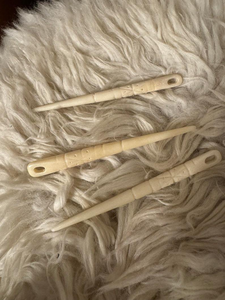 Fourche Viking Moderne de Haute Qualité Faite à la Main en Os de Buffle Blanc Écologique Poli, Aiguille à Coudre en Os Naturel pour Animaux - Product Image 2