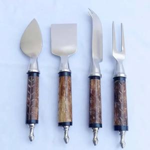 Juego de cuchillos para queso de metal, muy vendido, que agrega elegancia a ocasiones especiales. Cada herramienta contribuye a una preparación de queso sin esfuerzo. - Product Image 5