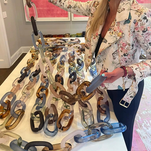 Décoration murale moderne en résine écologique faite à la main, chaîne de maillons personnalisée, objet décoratif suspendu pour la maison - Product Image 1