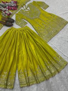 Robe traditionnelle indienne et pakistanaise en soie jaune brodée avec des détails argentés, longueur midi, tenue de mariage, coupe classique pour femmes - Product Image 4
