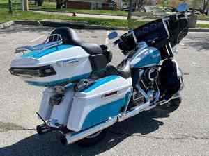 Motocyclette de tourisme cruiser Harley-Davidson Electra Glide Ultra Classic personnalisée d'occasion 2017 - Product Image 3