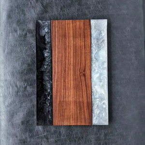 Planche élégante en bois et résine pour servir et découper, planche en bois époxy artisanale de qualité supérieure pour la salle à manger - Product Image 1