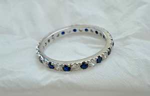 Bague minimaliste en argent plaqué or R Creation avec saphir bleu délicat, sertie de pierres blanches, pour un usage quotidien - Product Image 2