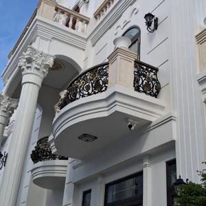 Barandilla de Balcón de Hierro Forjado Marca EURO IRON para Espacios Exteriores, Patrones Artísticos, Estilo Moderno, Acabado Resistente al Agua - Product Image 1