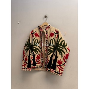 Veste bomber pour femmes en gros, doublure en laine matelassée, col mandarin, broderie florale à la main, doublure intérieure en coton - Product Image 4
