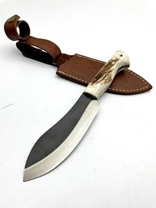 Cuchillo de Caza Hecho a Mano de Acero al Carbono de Grado Industrial con Mango de Cuerno de Ciervo y Funda de Cuero para Acampar al Aire Libre - Product Image 3
