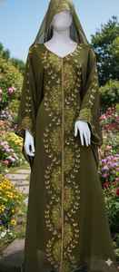 Élégance dévoilée : Kaftan floral vert émeraude exquis, orné à la main, avec voile assorti - Un chef-d'œuvre intemporel de grâce - Product Image 3