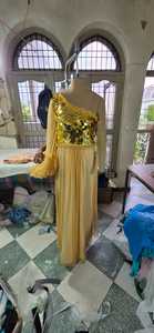 Robe longue à sequins asymétrique avec manches à volants, robe de cocktail glamour couleur or, élégante et écologique, faite à la main - Product Image 4