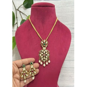 Atractivo Juego de Collar y Aretes de Latón Chapado en Oro de Primera Calidad con Incrustaciones de Kundan, Moissanita y Meena, para Mujer, Regalo Moderno para Bodas - Product Image 1