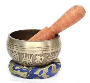 Cuenco tibetano antiguo de bronce con relieve o martillado de colores para la salud y un sonido mágico - Product Image 1
