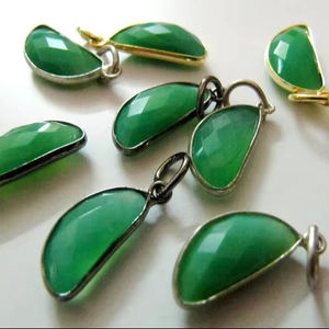 Pendentif en pierre précieuse Chrysoprase naturelle, forme D, 8x16 mm, demi-lune, facetté, vendu à l'unité - Product Image 1