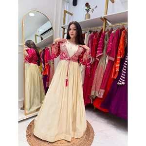 Vestido Lehenga Choli con Bordado Elegante, Lentejuelas y Trabajo de Codificación para Bodas - Product Image 3