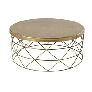 Table basse tendance en cuivre martelé avec base en métal pour hall d'hôtel, salon ou centre de réception - Product Image 5