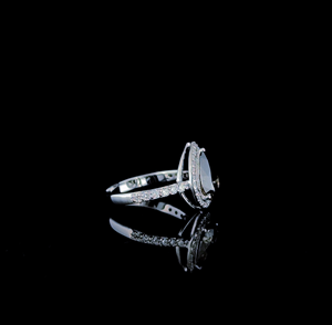 Bague de fiançailles de luxe en diamant taille poire avec halo et bande pavée, bijou élégant pour elle - Product Image 3