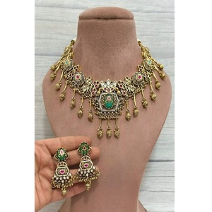 Elegante y de la mejor calidad, inspirado en Sabyasachi, hecho a mano, chapado en oro sobre latón, con finas perlas de imitación Kundan Polki, estilo Rajwadi para fiestas. - Product Image 1