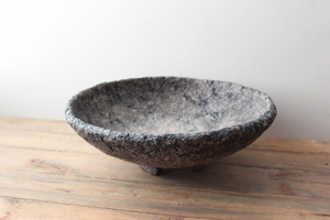 Bol sur piédestal en papier mâché fait main moderne, à trois pieds, décoratif, texturé rustique et organique, centre de table pour table à manger et table basse - Product Image 2