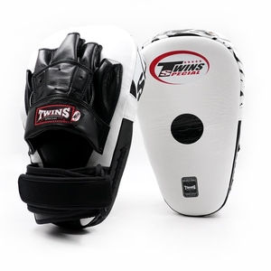 นวมซ้อมมวยคู่ รุ่น Twin Boxing Focus Mitts ทนทาน ป้องกันการกระแทก เหมาะสำหรับทุกฤดูกาล ผลิตจากหนัง PU ยาง และโฟม EVA ระบายอากาศได้ดี รุ่น AI-FP-740 - Product Image 1