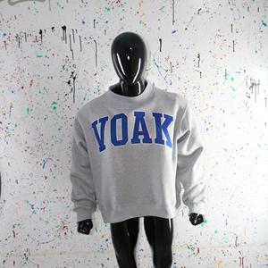 Sudadera VOAK HEATHER GREY con Cuello Alto, 100% Algodón, Apliques Bordados en Azul, Cuello Ancho, URBAN PRODUCTIONS - Product Image 2