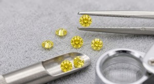 Suministro al por Mayor 4.2-4.6mm | Lote de Diamantes Sueltos CVD Cultivados en Laboratorio Global RCK, Corte Brillante, Color Amarillo Canario Intenso, VS+, 0.30-0.38 ct - Product Image 3