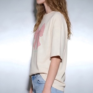 T-shirt graphique oversize pour femme, rose, avec nœud en ruban, épaules tombantes, en coton crème, style streetwear, fabricant de vêtements - Product Image 6