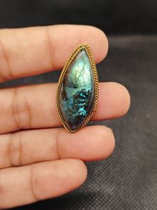 Lot en gros de pendentifs et breloques fantaisie en cristal de labradorite 100% naturel, faits à la main, de haute qualité, avec rainures, au meilleur prix - Product Image 2