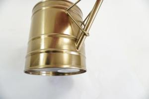 Regadera de metal dorado de primera calidad con pico largo para el cuidado de plantas en balcones, terrazas y patios, hecha a mano en India. - Product Image 2