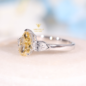Bague de luxe au design moderne, diamant de laboratoire de couleur jaune en forme de poire de 1,5 carat, bague de mariage à trois pierres, or blanc 14 carats, IGI - Product Image 2
