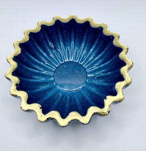 Bol en verre et résine bleue fait main – Plat de rangement à bord doré – Décoration artisanale scintillante - Product Image 1
