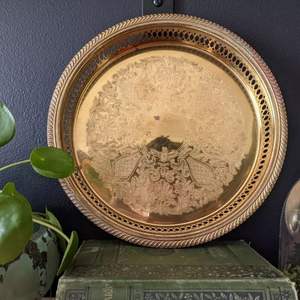 Plateau de service en laiton artisanal de qualité supérieure pour les dîners, avec une structure robuste et un artisanat indien authentique, objet décoratif et de collection. - Product Image 5