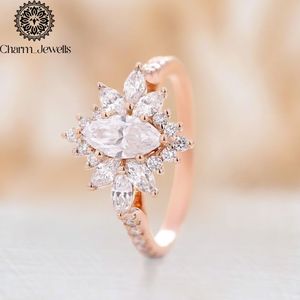 Bague de fiançailles et d'éternité classique pour femme en argent plaqué or rose avec moissanite taille coussin et sertissage à griffes - Product Image 1