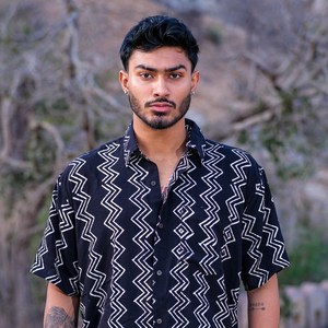 Chemise en coton pour homme, imprimée à la main en noir et blanc, imprimé Dabu du Rajasthan, chemise décontractée à manches courtes pour l'été - Product Image 1