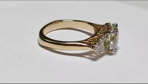 Élégante bague en or 14 carats avec diamant central rond de 2,50 carats E VS1 et pierres latérales de 0,75 carat pour bijoux - Product Image 6