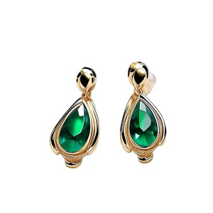 Dernières boucles d'oreilles exclusives tendance en onyx vert plaqué or pour femmes explorant le monde de la mode - Product Image 1