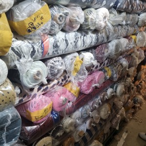 Rouleau de tissu 100 % polyester à motif animalier, doux, pour robe et chemisier femme, en stock - Product Image 1