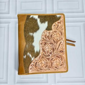 Portafolio de Cuero Genuino Vintage con Grabado Floral, Color Bronceado, Cierre de Hebilla, Accesorio para Bolso - Product Image 1