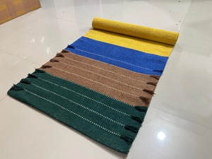 Alfombra Contemporánea de Chenilla Tejida con Patrón Impreso en Colores Verde, Marrón, Azul y Amarillo, para Uso Doméstico, con Base de Yute - Product Image 1