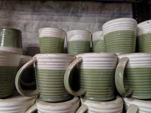 Ensemble de tasses en céramique rayées vert et blanc, finition mate, passe au micro-ondes, passe au lave-vaisselle, usage domestique, design minimaliste - Product Image 4