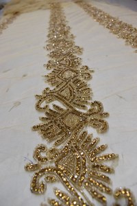 Borde de Encaje Floral Barroco 3D de Lujo, Bordado a Mano, con Lentejuelas Doradas y Microperlas sobre Base de Tul Transparente - Product Image 2