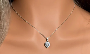 Pendentif et collier en argent 925 avec moissanite en forme de cœur de 1 carat et halo de diamants - Product Image 3