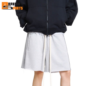 Shorts de jogging décontractés pour hommes OEM en toile avec taille élastique, logo personnalisé sur le devant, en coton molletonné respirant et à séchage rapide pour l'été - Product Image 1