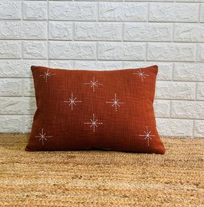 Funda de Cojín Lavable de Lino y Algodón Cuadrada Color Naranja Rústico Bohemio con Patrón de Estrellas Bordadas en Blanco para el Hogar - Product Image 1