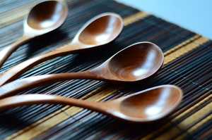 Cuillère en bois artisanale, finition rustique, lisse et polie, prise en main confortable, idéale pour la cuisine et le service des repas quotidiens - Product Image 3