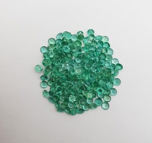 อัญมณีทรงกลมมรกตธรรมชาติที่ไม่ผ่านการบำบัดอัญมณีสีเขียวขายส่ง - Product Image 4