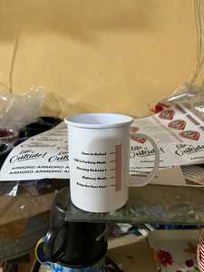 แก้วกาแฟโลหะสีดำพร้อมลายพิมพ์ตัวอักษร ดีไซน์สร้างสรรค์ แปลกใหม่ เหมาะสำหรับการตั้งแคมป์ ความจุ 450 มล. พร้อมหูจับ มีสินค้าในสต็อก - Product Image 5
